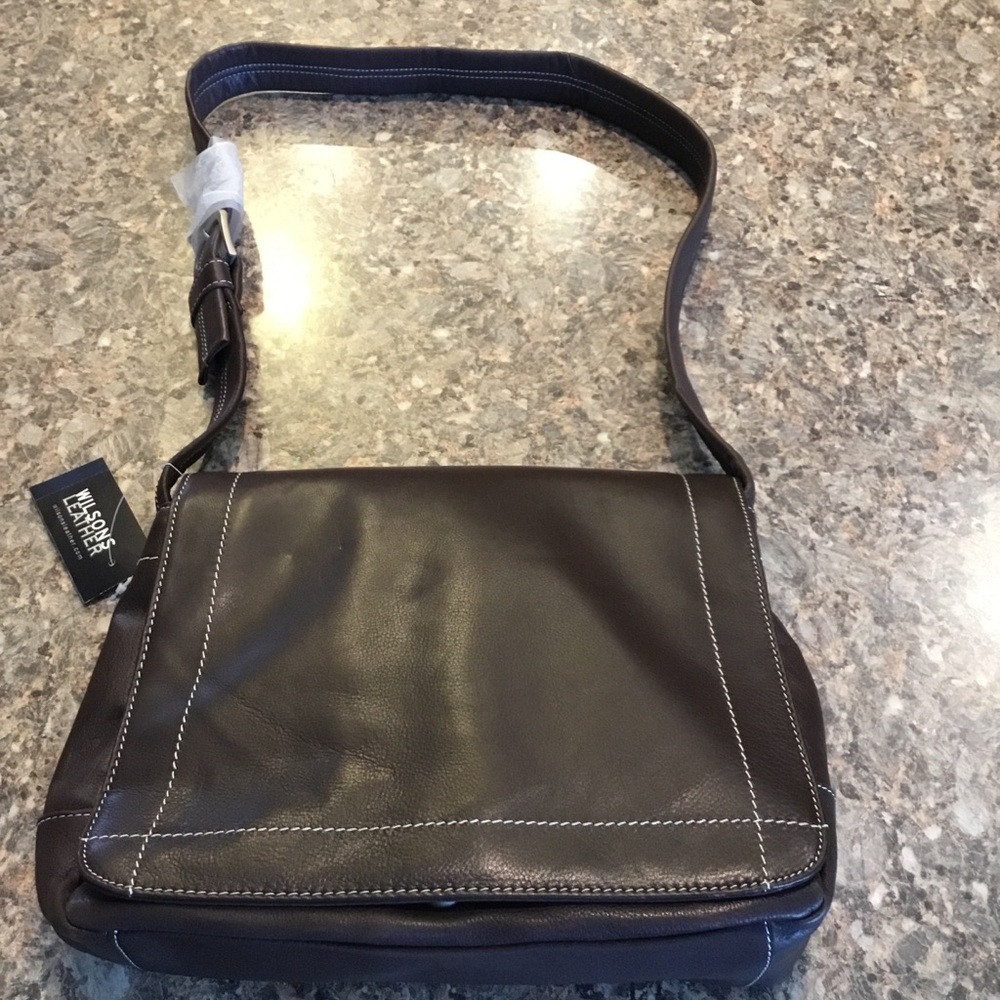 NWT Wilson’s Leather brown purse.
h 9’, w 11’